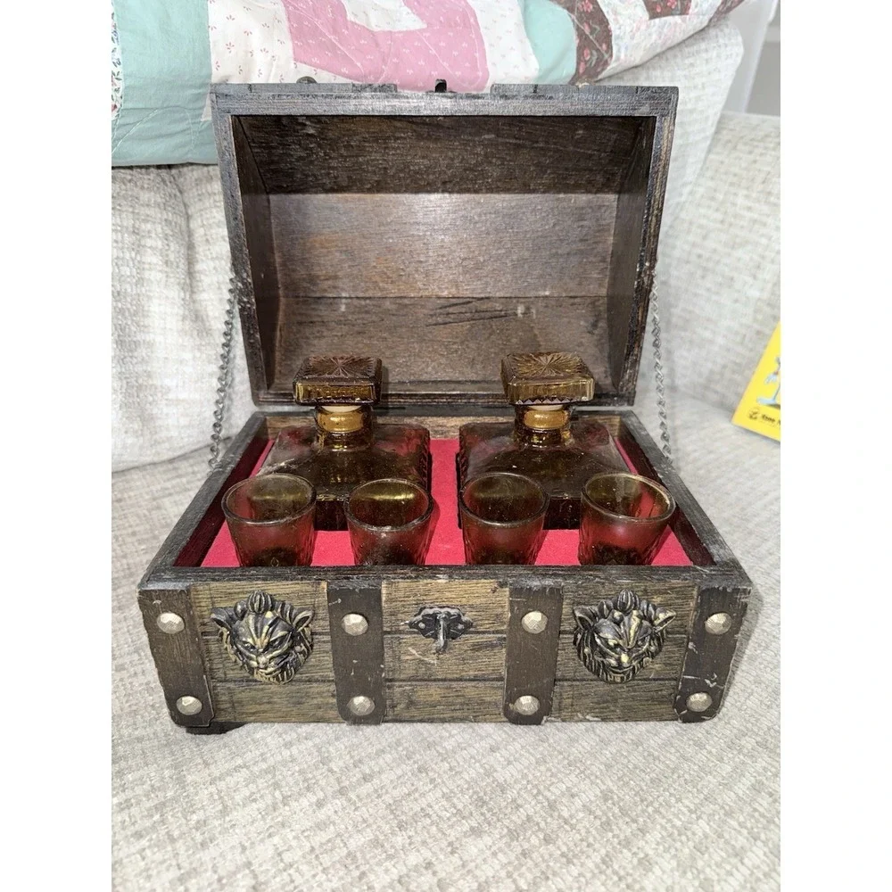 Vintage Medieval Revival Treasure Chest Amber Decanters & Shot‎ Glasses Taiwan